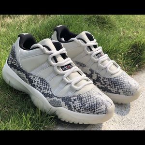 Air Jordan 11 low snakeskin light bone